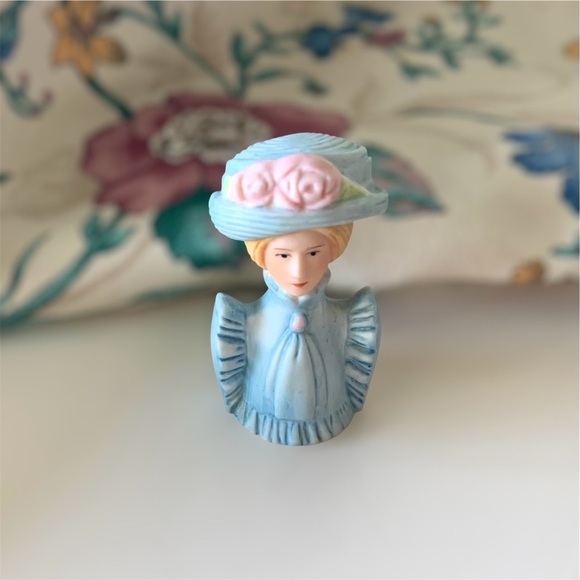 🛍️Bundle sale! Avon vintage porcelain thimble - Picture 4 of 7